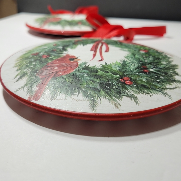 Red Birds on a Holiday Wreath Cardinal Ornament Vintage Style Wall Deco - Picture 7 of 9